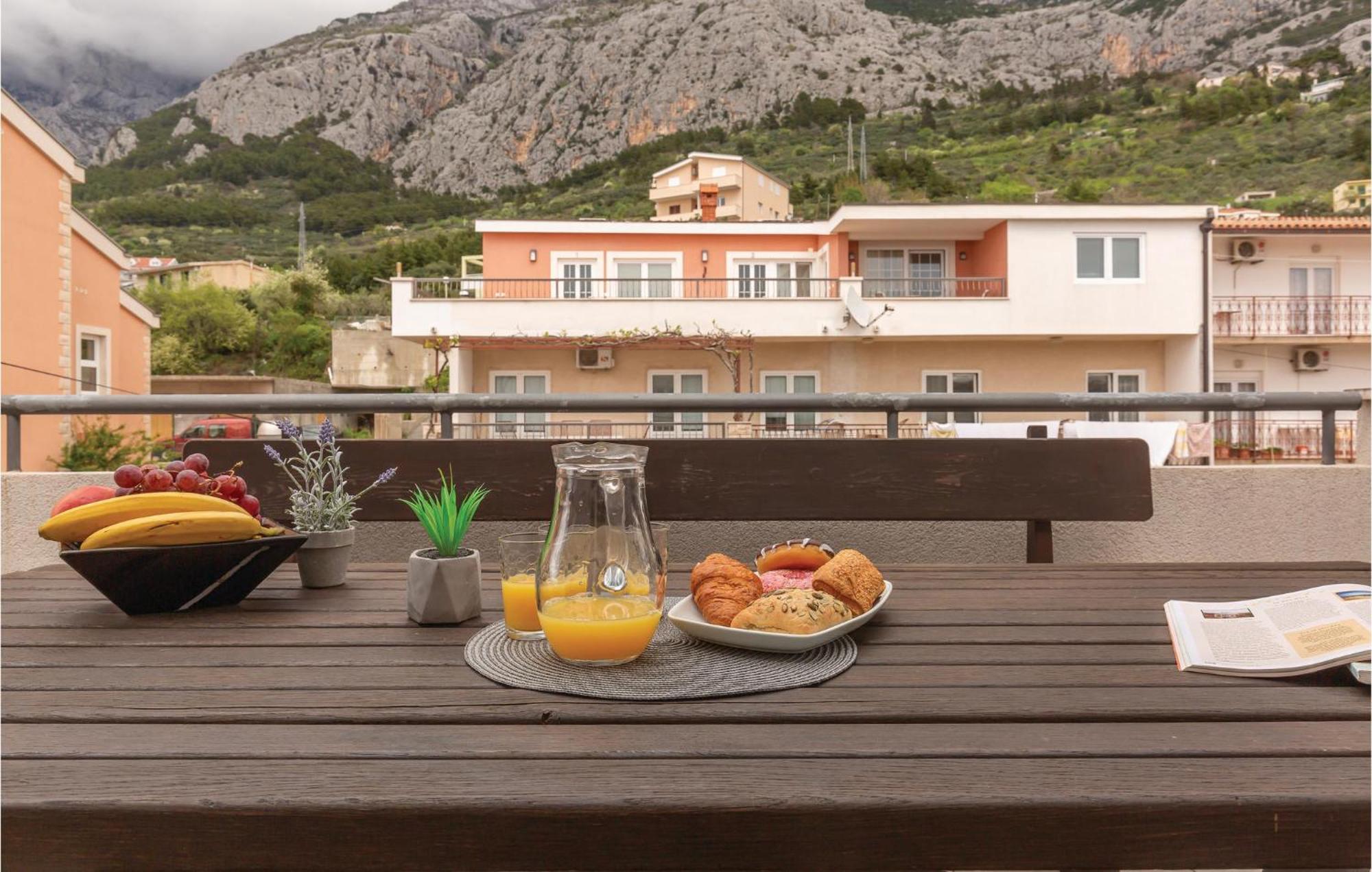Lovely Apartment In Makarska With Kitchenette Dış mekan fotoğraf